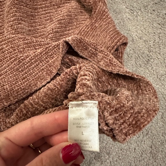 Boutique Sweater with the cutest silhouette - Picture 3 of 5